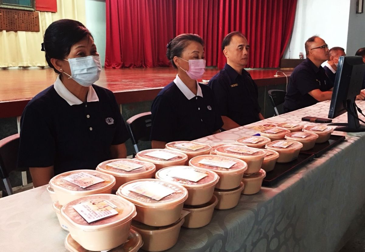 ▲慈濟北港辦事處志工特別製作125個素食便當感謝防疫前線員警。（圖／記者蘇榮泉攝，2020.05.14）