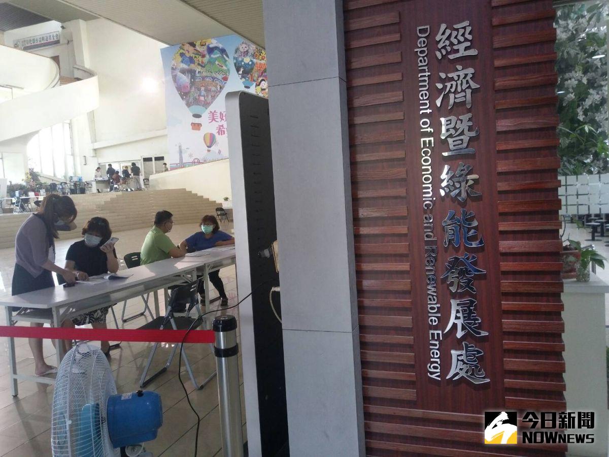 ▲彰化縣政府經綠處要求有女陪侍的卡拉OK、KTV等於樂場所全面暫停營業，防疫限令實施以來仍有業者不遵從，被喻為公權力「做半套」。（圖／記者陳雅芳攝，2020.05.14）