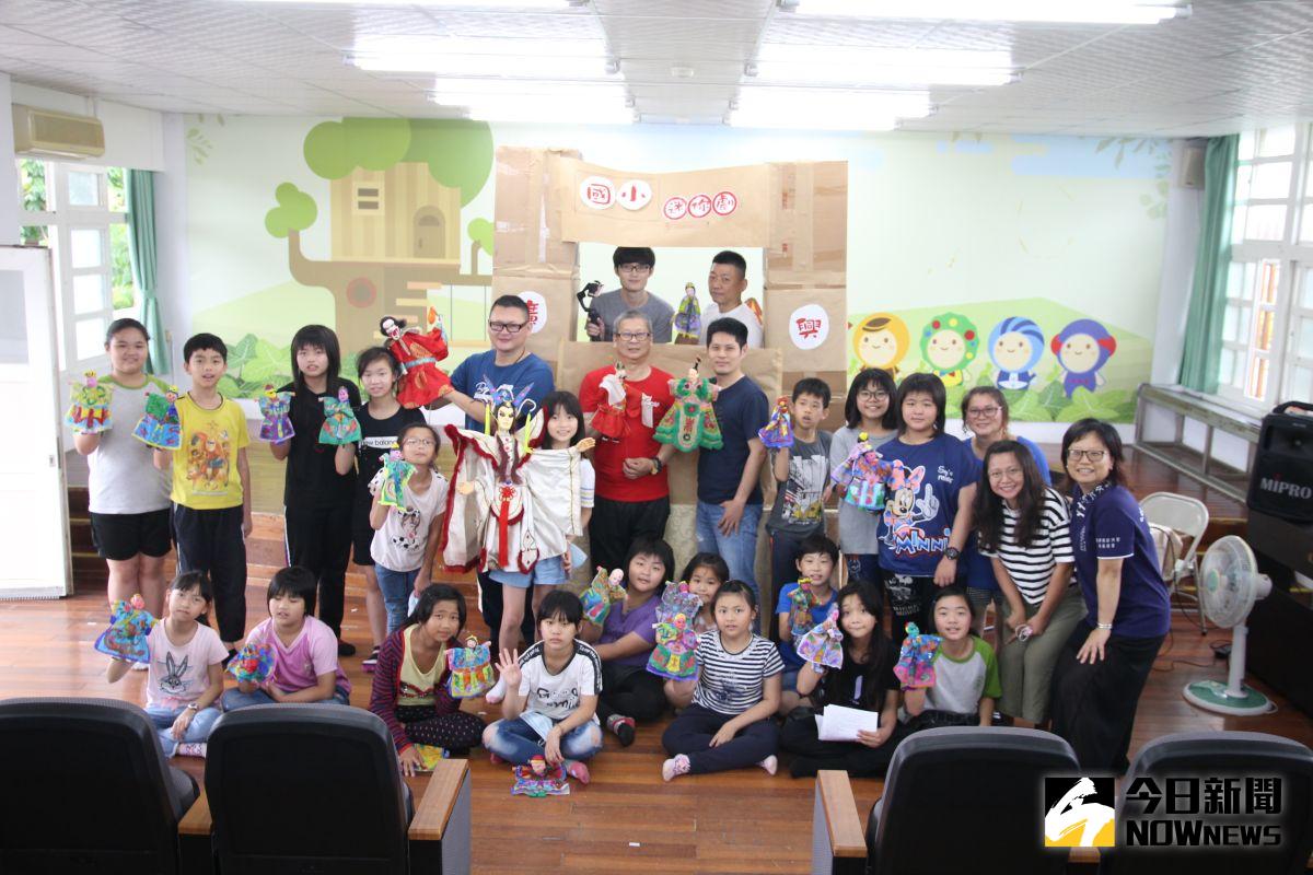 ▲廣興國小開設「土拈香布袋戲掌中藝術課程」，邀請明世界掌中劇團指導學生操作戲偶，讓在地文化與傳統藝術產生對話。（圖／記者陳雅芳攝，2020.05.14）