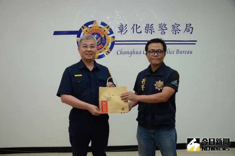 ▲彰化縣警察局刑事警察大隊偵查佐陳建友獲選全國模範警察,接受警察局長方仰寧頒獎表揚。(圖/記者陳雅芳攝,2020.05.14)
