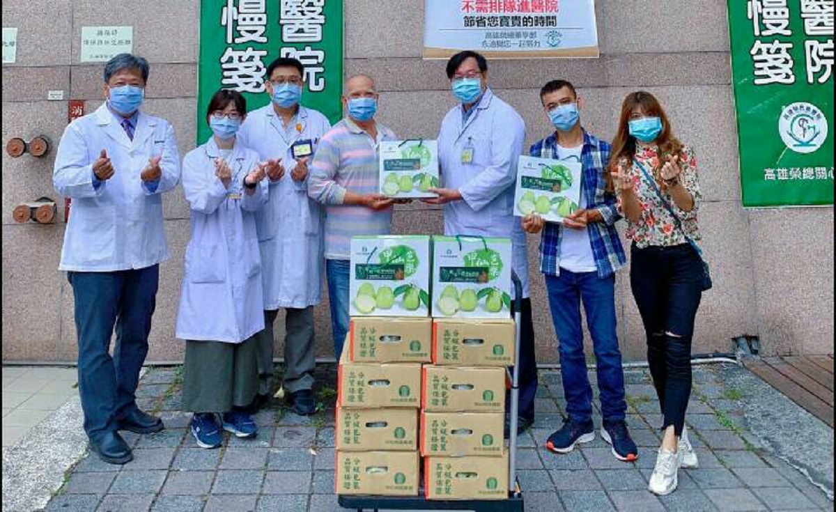 ▲潘家小農天色未亮便起床整理好約300台斤的愛心芭樂,全家人自行開著小貨車將自己種的芭樂分送到醫事檢驗師的手中。(圖／賴信亨提供)