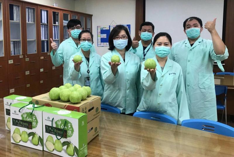 ▲收到芭樂潘家小農芭樂的醫檢人員表示:真的很感動也很感謝潘家小農的愛心回饋。(圖/賴信亨提供)