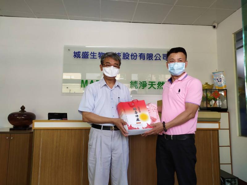 ▲彰化縣榮民服務處處長楊雨榮前往城盛生物科技股份有限公司,拜訪本身也是榮民楷模的總經理黃大川。(圖/記者葉靜美攝,2020.05.14)