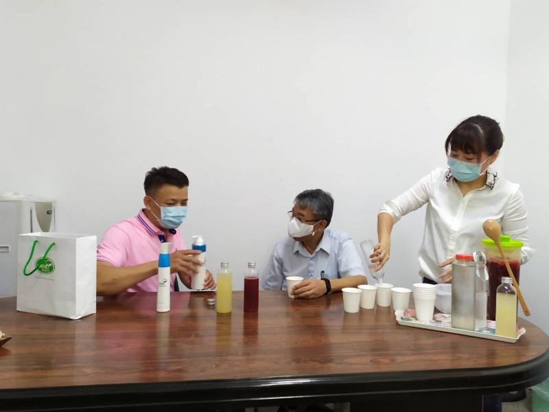 ▲城盛生技研發團隊透過生物科技酵素萃取技術,研發出各式天然水果酵素清潔用品、天然植物保養品及飲品。(圖/記者葉靜美攝,2020.05.14)
