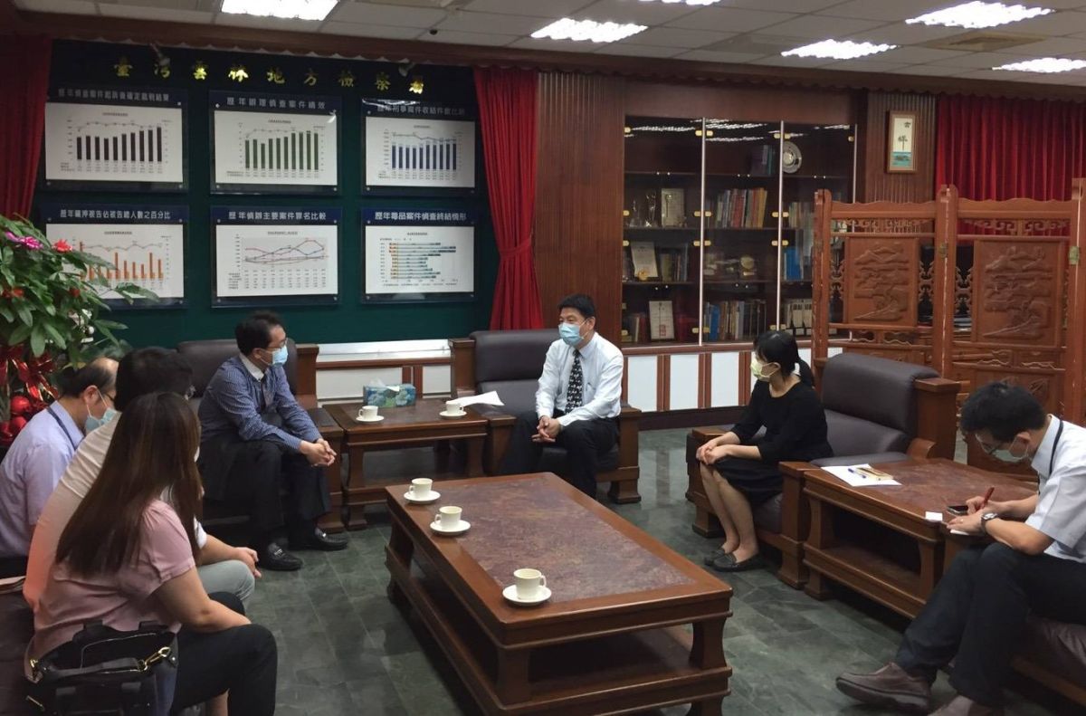 ▲地檢署檢察長洪家原督同主任檢察官等，分別與臺大雲林分院精神醫學部主任醫師黃偉烈率領之醫療團隊。（圖／記者蘇榮泉攝，2020.05.14）