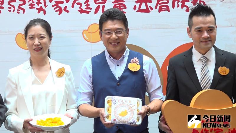 ▲謝震武認購一百盒水餃。(圖/記者朱永強攝)