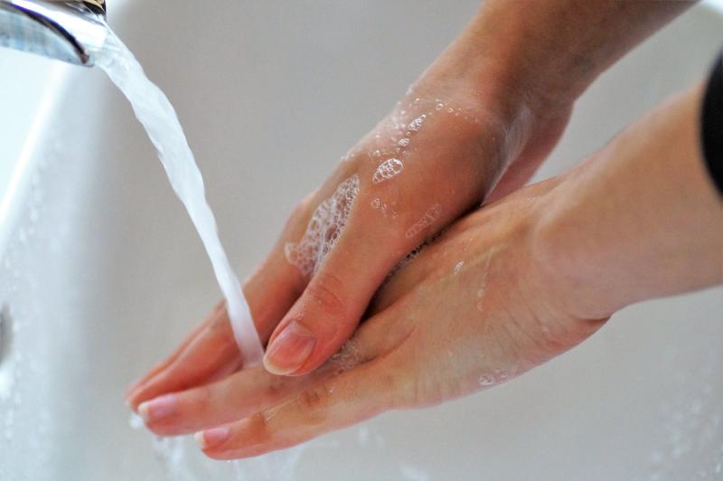 腹瀉就診人次急升　疾管署：勤洗手效力大於酒精、乾洗手
