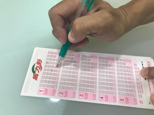 ▲威力彩。(圖/NOWnews資料照) ▲威力彩昨晚上開出的頭獎上看25億元,但仍沒有人中獎,下期頭獎可能達31億元。(圖/NOWnews資料照)