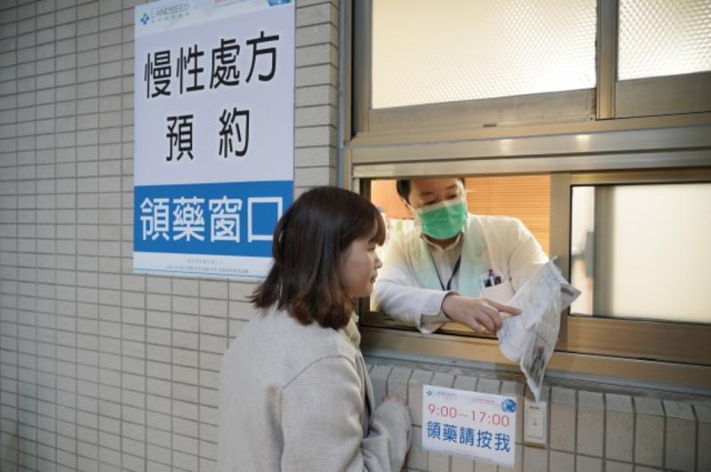 ▲貫徹張煥禎總執行長的社區醫療服務理念,疫情期間聯新國際醫院針對一般常態性就診病患提供藥來速、健康雲、保健品宅配網等服務。(圖/資料照片)