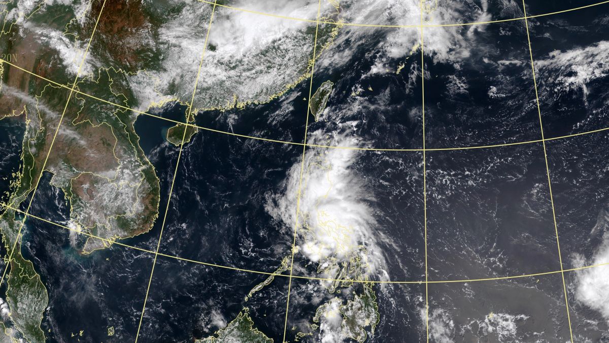 ▲黃蜂颱風預估周六進入巴士海峽，強度會減弱為輕颱下限，氣象局不排除在周六中午前後發布海上颱風警報。（圖／氣象局）
