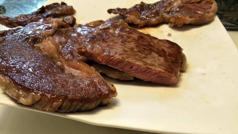 ▲網友分享自己第一次煎和牛就失手的經驗,結果釣出許多老饕傳授料理訣竅。(圖/翻攝自好市多商品老實說臉書社團)