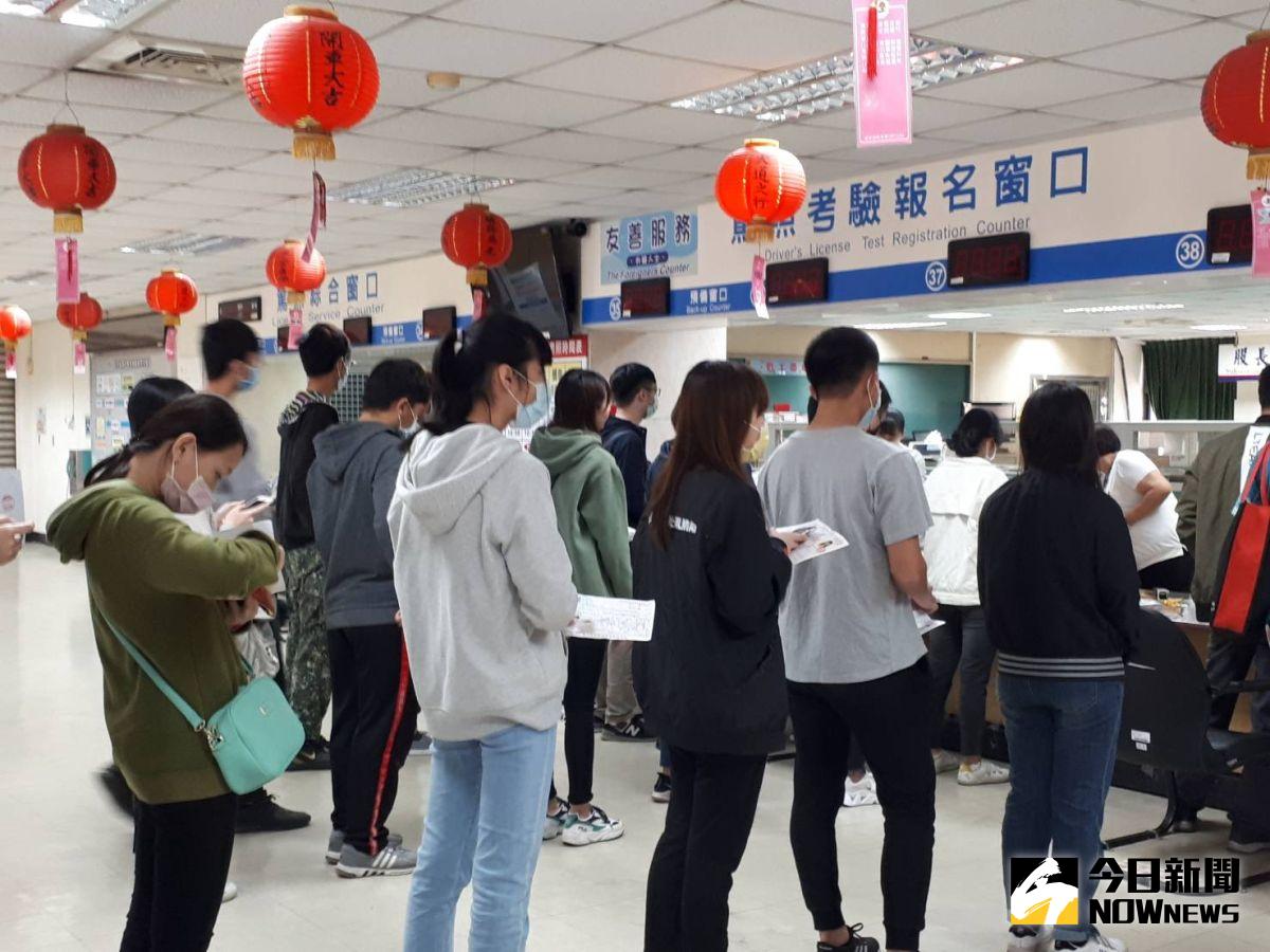 ▲假日門市當天上午8時10分前至監理站三樓櫃檯完成報到手續，未於時限內完成報到者。（圖／記者陳雅芳攝，2020.05.15）
