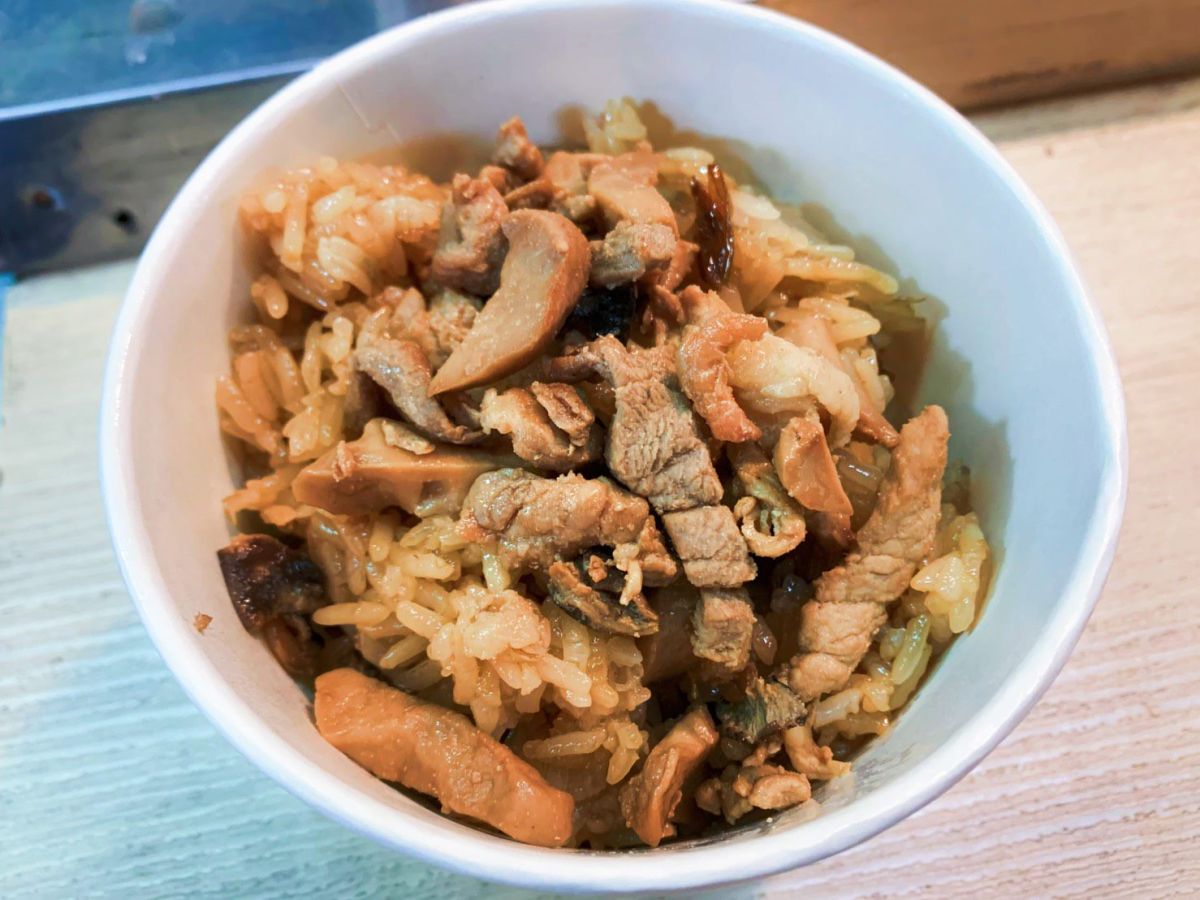 ▲隱身在新北市板橋區的黃石市場內，有間樸實無華的小攤，但所賣的招牌小吃－油飯卻是非同小可，飽滿的米粒中散發淡淡麻油香。（圖／記者宋原彰攝
