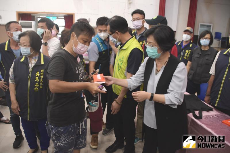 ▲彰化縣長王惠美至彰化市公所發放1萬元現金紓困金給申請的民眾。(圖/記者陳雅芳攝,2020.05.15)