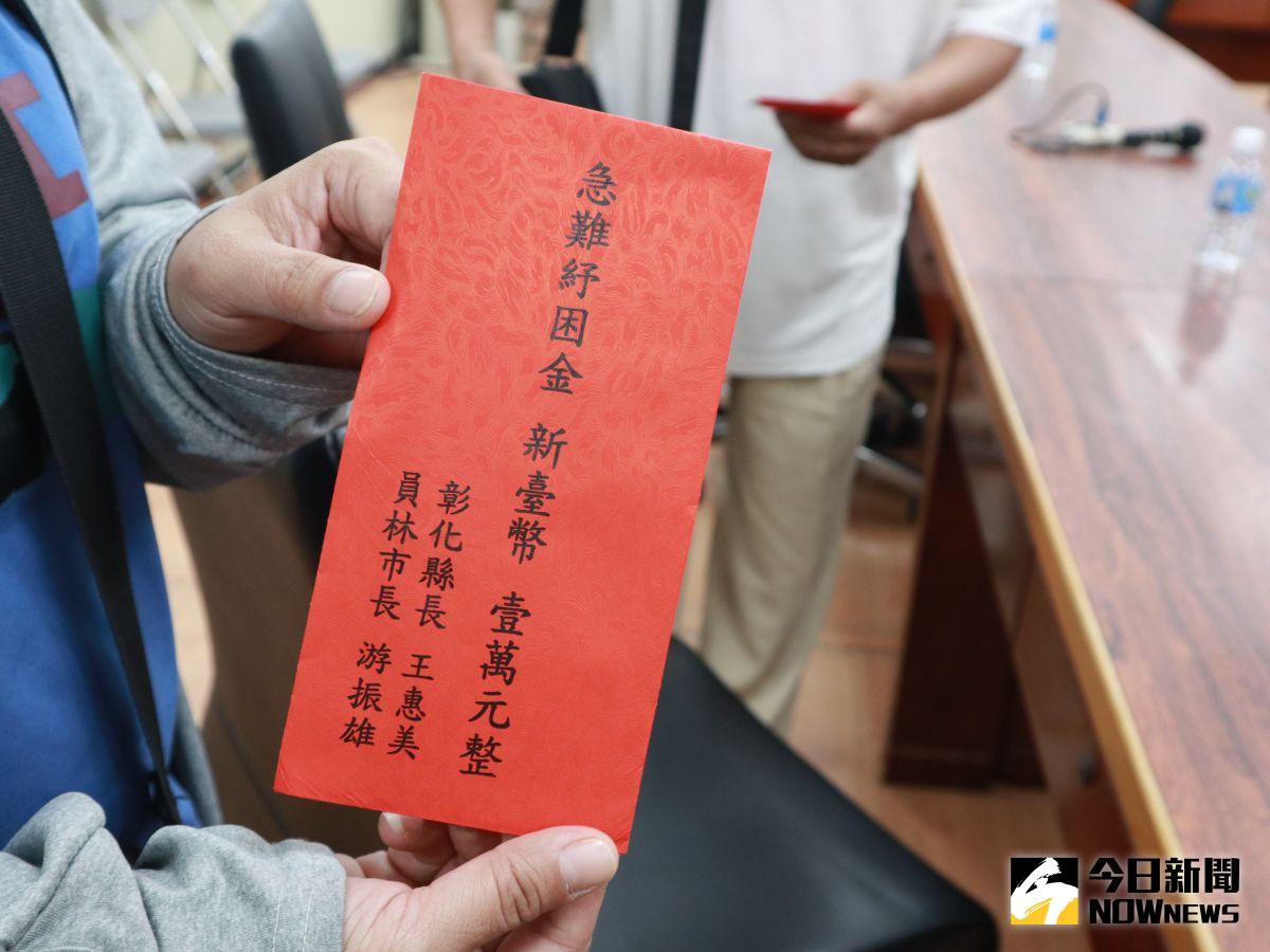 ▲彰化縣長王惠美關心擴大急難紓困業務辦理情形，發放1萬元現金紓困金給申請的員林市民。（圖／記者陳雅芳攝，2020.05.15）