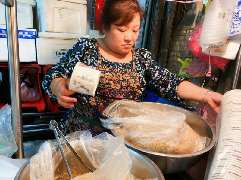 ▲油飯卻是非同小可，飽滿的米粒中散發淡淡麻油香。（圖／記者宋原彰攝）