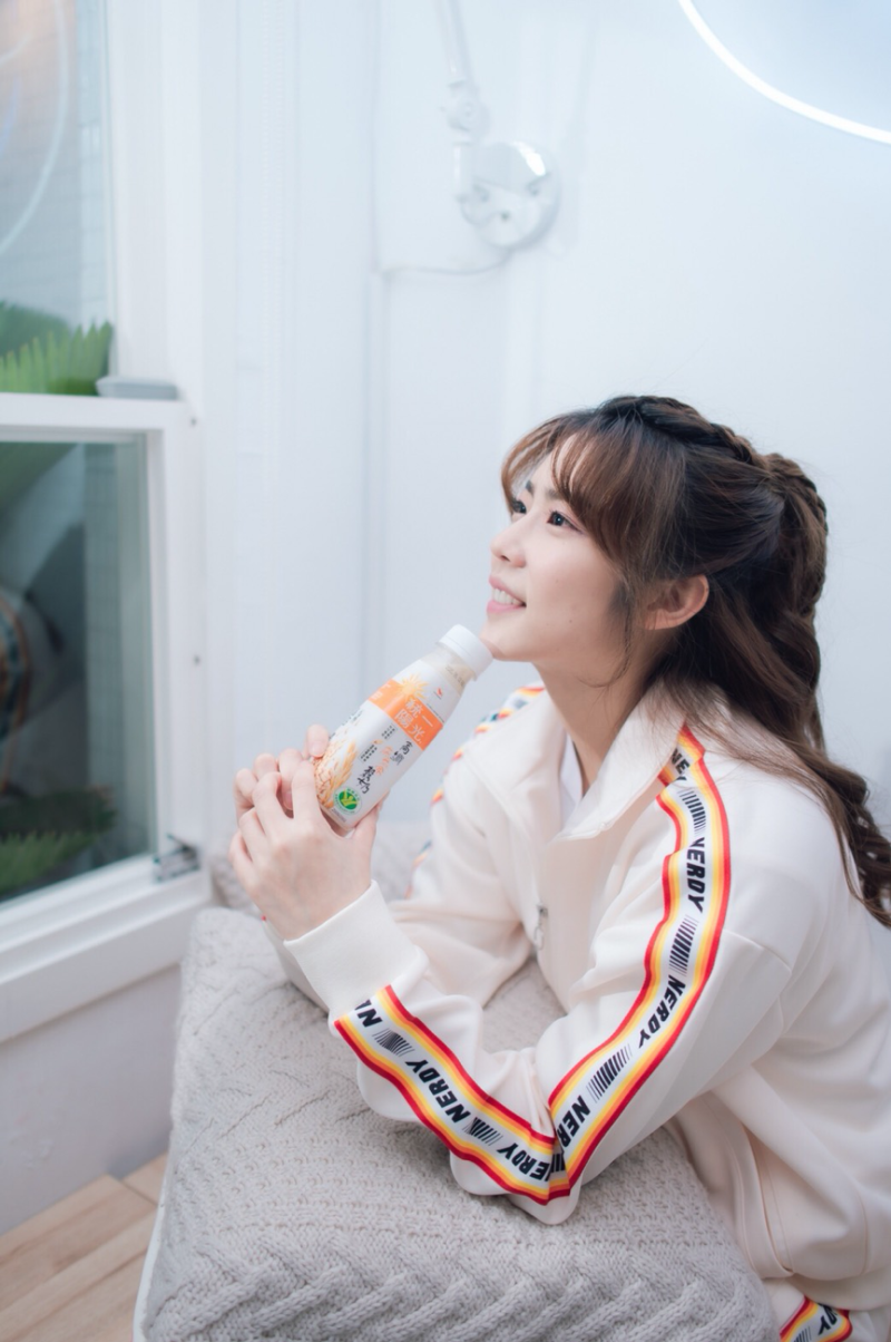 ▲藝人林思宇說燕麥穀奶是她的餐飲新歡,除當作早餐讓自己充滿活力外,晚餐後來一瓶也能幫助腸道蠕動。(圖/取自林思宇po文)