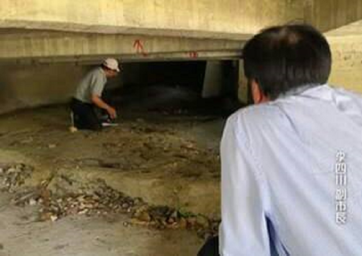 ▲副市長李四川到巖洌泉現場與里長會勘後，同意編列預算重新設計景觀池，並改善排水問題，水利局也在設計規劃階段邀請里長與當地居民共同參與，而非過去的閉門造車。(圖／截自蔡金晏臉書)