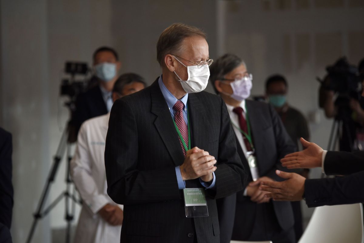 ▲823砲戰62週年紀念活動，蔡英文總統率國安部會首長獻花致敬，美國在台協會（AIT）處長酈英傑也首度出席。（圖／記者陳明安攝）