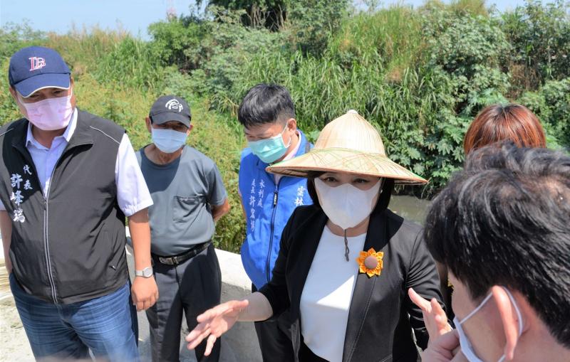 ▲會後至現場會勘褒忠有才寮大排龍岩國小上游防洪工程改善情形。(圖/記者蘇榮泉攝,2020.05.15)
