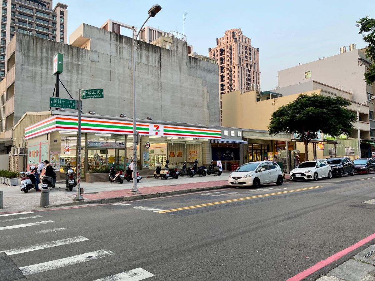 ▲竹北地主不輕易賣土地，業者只有承租鐵皮屋營業。(圖／信義房屋提供)