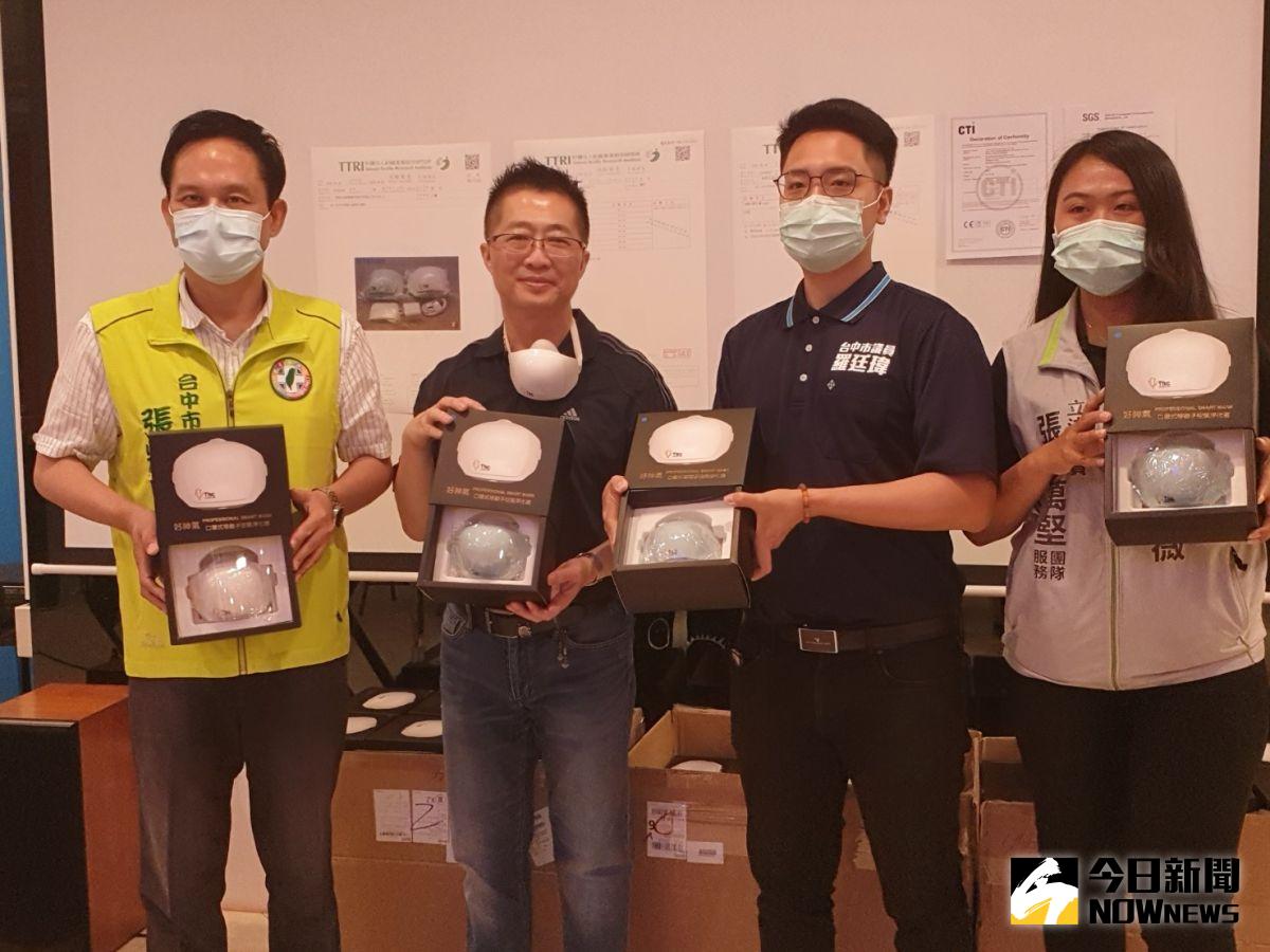 ▲由發明家鄧鴻吉研發的智慧型口罩，具有散熱及防護功能，今天捐出200台給醫療等須要單位。（圖／金武鳳攝，2020.5.15)