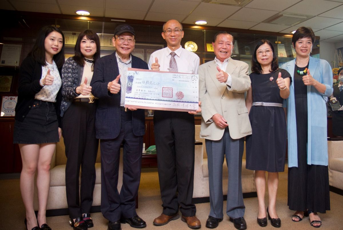 ▲愛妮雅化妝品集團捐贈50萬元，支持有愛心又努力學習的學生有更多發揮專業才能。（圖／記者蘇榮泉攝，2020.05.15）