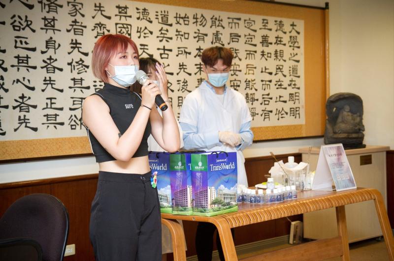 ▲時尚系主任林泳瀠帶著學生捲起衣袖,製作乾洗手捐贈給育幼院童。(圖/記者蘇榮泉攝,2020.05.15)