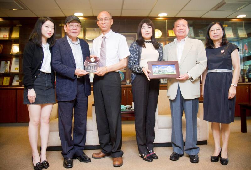 ▲創辦人許文志及校長沈健華感謝集團回饋社會善盡責任。(圖/記者蘇榮泉攝,2020.05.15)