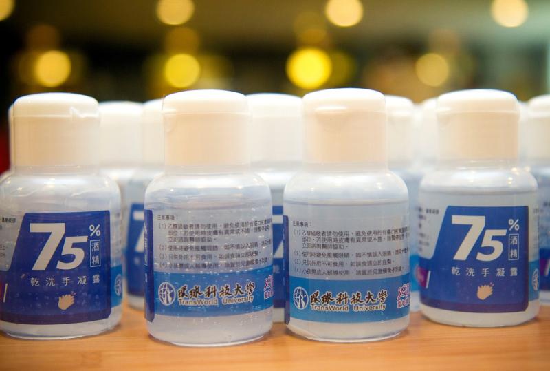 ▲學生使用95%酒精、蒸餾水、甘油、蘆薈凝膠以及洋甘菊精油製作250瓶隨身攜帶乾洗手。(圖/記者蘇榮泉攝,2020.05.15)