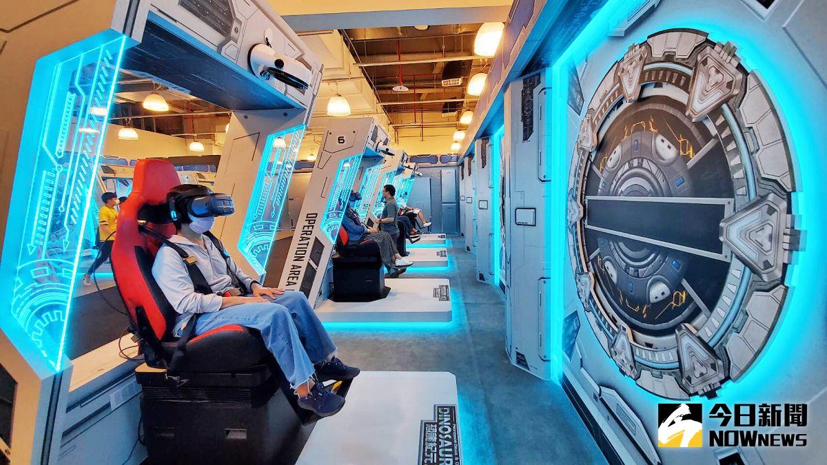 ▲ 「XR超體感樂園」民眾坐上坐艙就能回到恐龍紀元展開冒險。（圖／記者陳美嘉攝，2020.05.15）