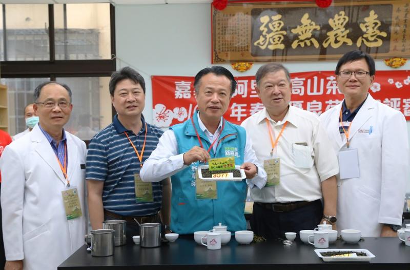 ▲嘉義縣長翁章梁以臉書直播方式,公開評鑑結果,讓茶農與消費者經由網路同步了解第一手訊息。(圖/嘉義縣政府提供)