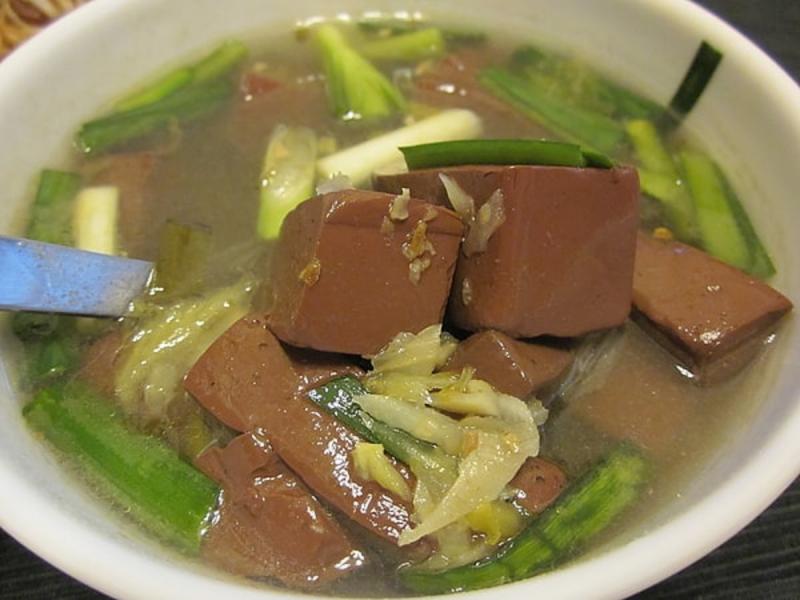 ▲豬血湯是台灣著名小吃之一，更是許多老饕的愛。（圖／翻攝爆廢公社）