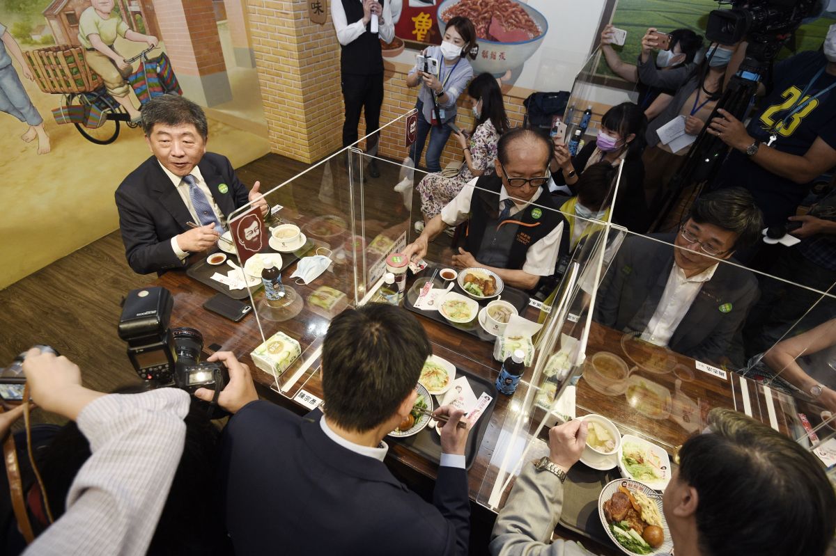 ▲防疫指揮官、衛福部長陳時中（左）到寧夏夜市吃鬍鬚張滷肉飯，示範防疫新生活運動。（圖／台北市攝影記者聯誼會提供，2020.05.16）