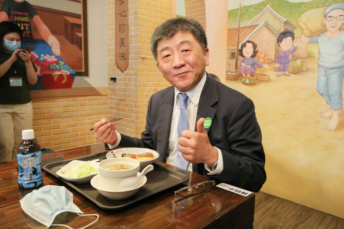 ▲中央流行疫情指揮中心指揮官陳時中今（ 16 ）日上午還前往台北寧夏夜市，親自示範「防疫新生活運動」，希望民眾在落實防疫之餘，也能放鬆享受生活。（圖／指揮中心提供）