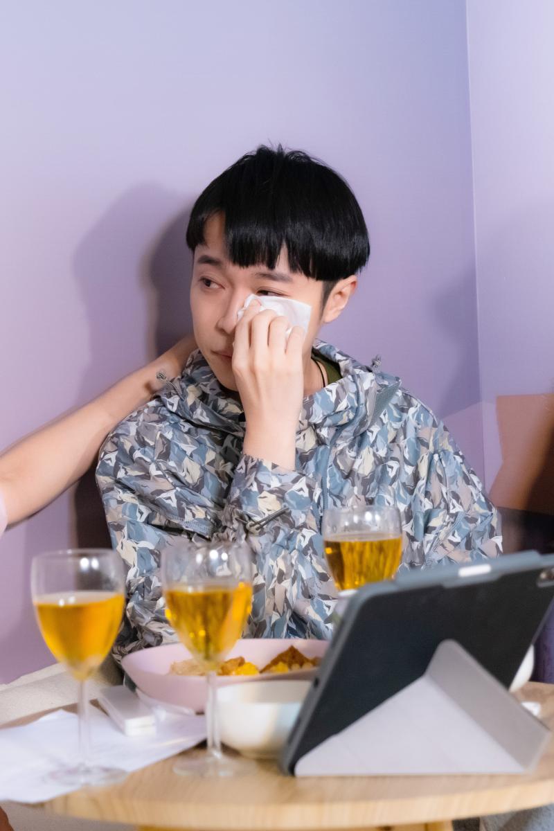 ▲青峰在直播時,難掩激動情緒,落淚感謝大家讓專輯誕生。(圖/環球音樂提供)