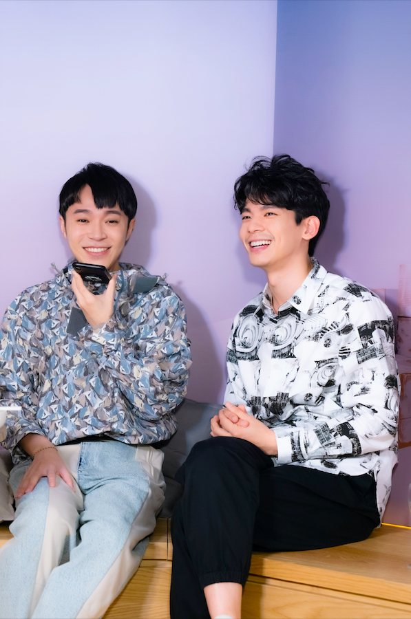 ▲青峰(左)、林柏宏譚在拍攝歌曲〈太空人〉MV時,張鈞甯、林柏宏都掛彩的糗事。(圖/環球音樂提供)