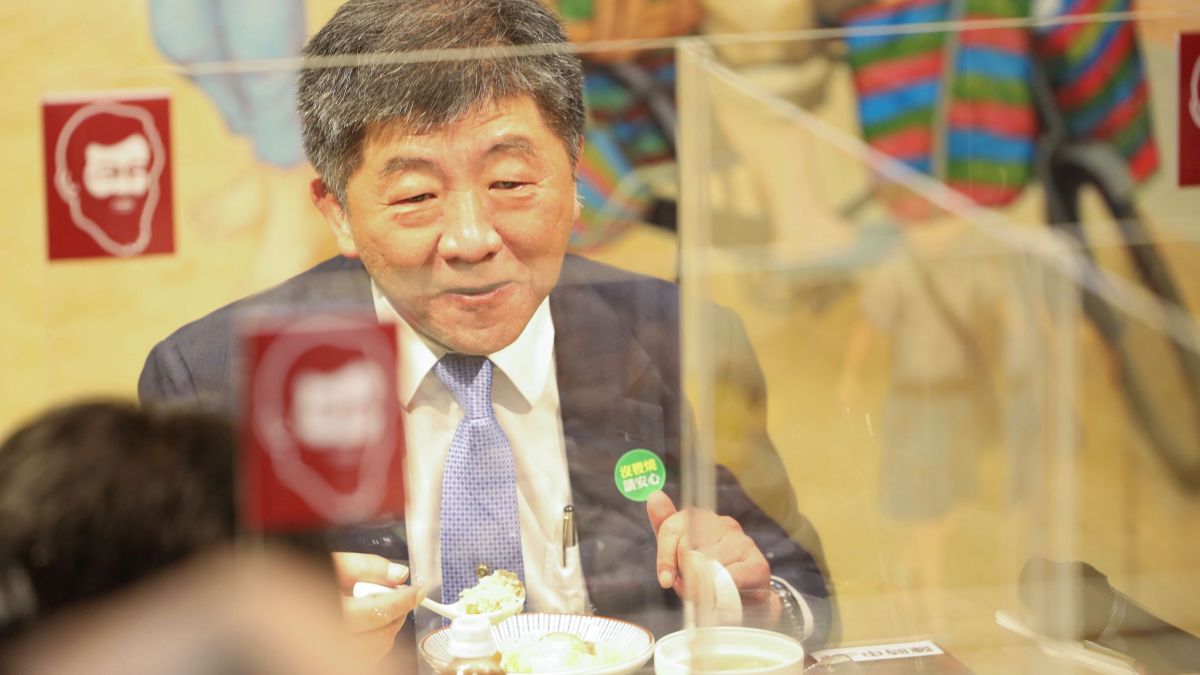 ▲陳時中今（ 16 ）日上午前往寧夏夜市的鬍鬚張吃魯肉飯，親自示範如何兼顧防疫和享用美食，不過他自爆，最愛吃的魯肉飯其實是另外一家名店。（圖／指揮中心提供）