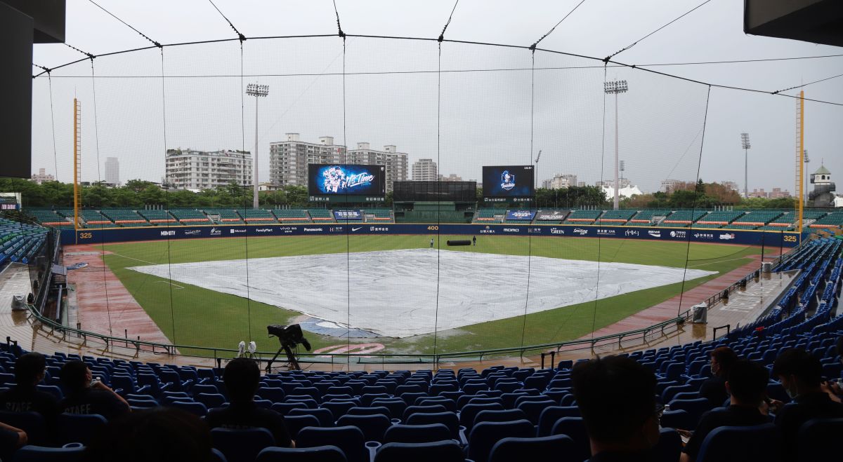 ▲中職新莊球場因雨延賽。（圖／葉政勳攝）