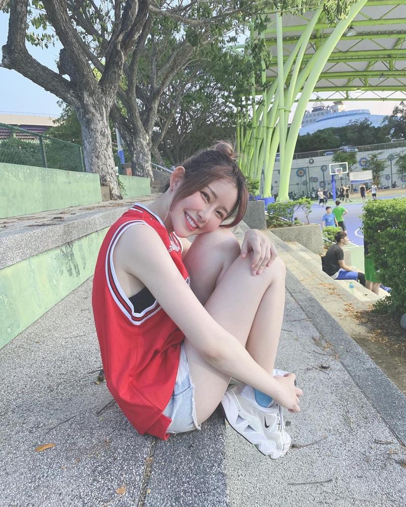 ▲阿樂露出黑色小可愛。(圖/阿樂IG