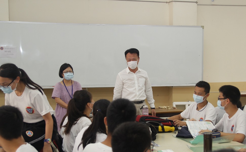 ▲嘉義縣長翁章梁在教育處長陳添丁陪同，到東石高中為考生加油打氣。(圖／嘉義縣政府提供）