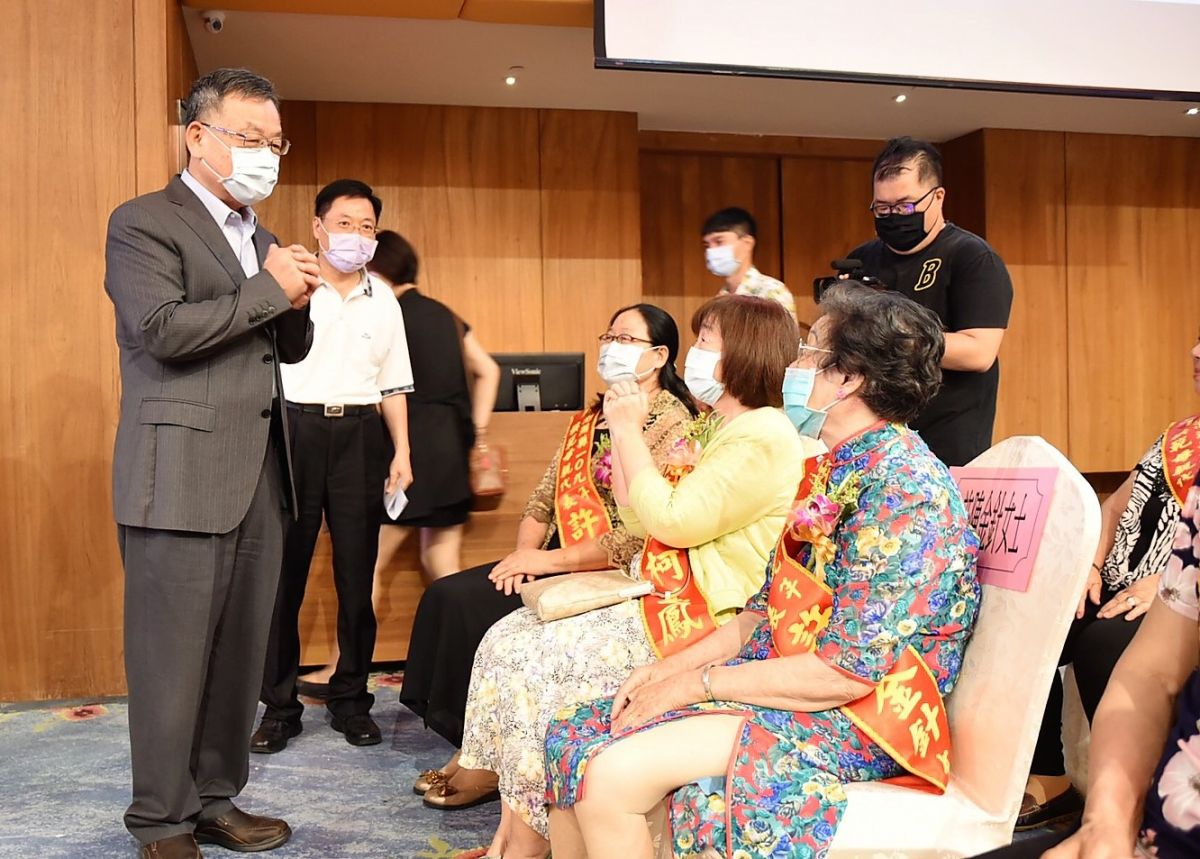 ▲澎湖縣模範母親表揚大會配合防疫，進入會場必須量體溫、手部消毒、全程佩戴口罩、座位保持社交距離，賴峰偉因剛喪母坦言內心百感交集，相當難過。（圖／澎湖縣政府提供）