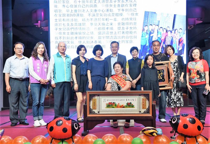 ▲劉陳昭玲表示,模範母親不在乎年紀的大小,每一位母親都是子女心中的模範母親,母愛非常偉大,對家庭、子女的付出都是一樣辛勞。(圖/澎湖縣政府提供)