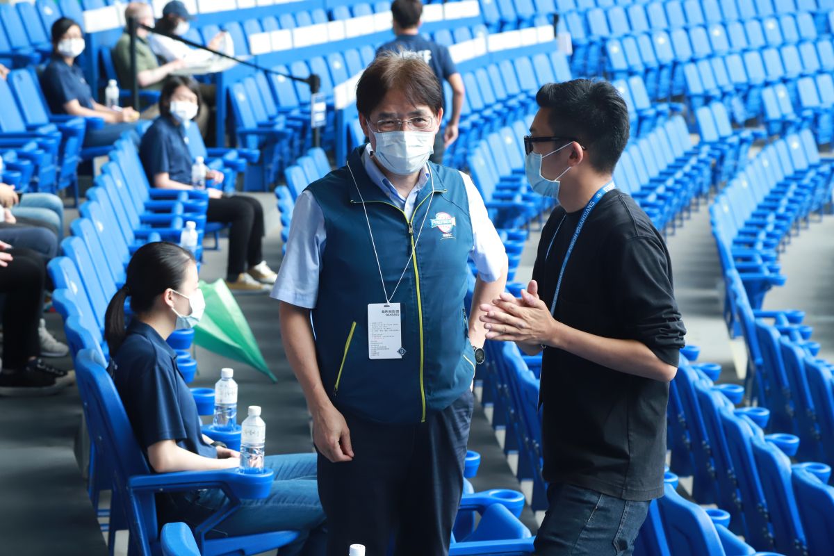 ▲體育署長高俊雄視察球場。（圖／葉政勳攝）