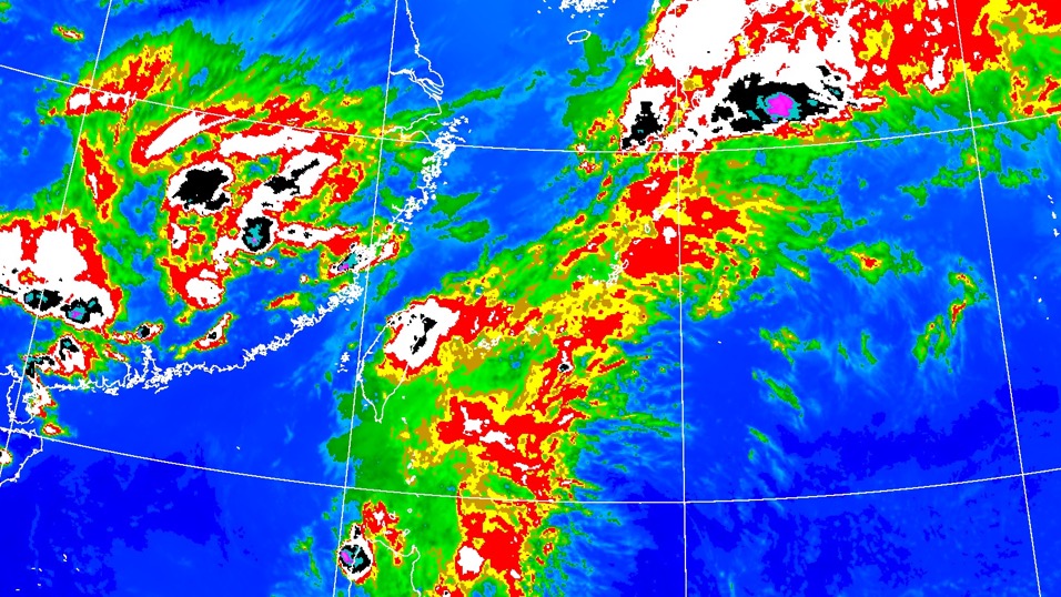 ▲受到黃蜂颱風外圍環流及午後對流發展旺盛影響，氣象局針對全台 17 縣市發布豪雨特報。（圖／氣象局）