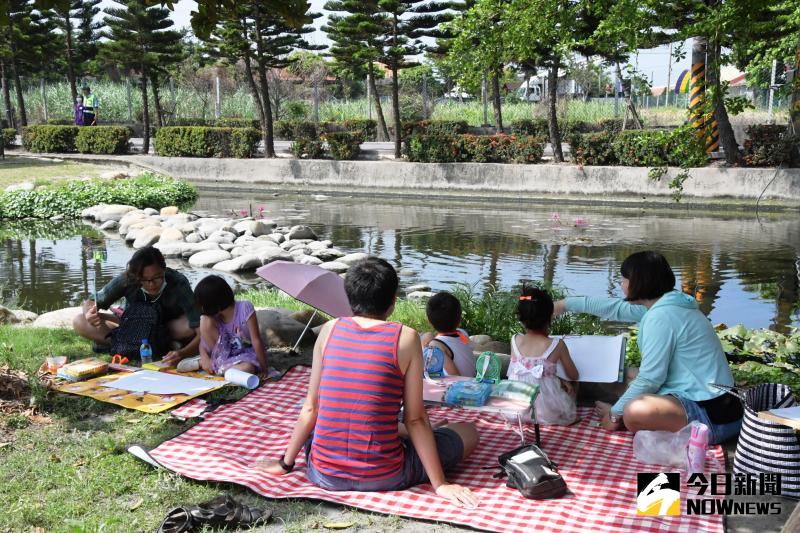 ▲南勢社區發展協會辦理水「水質淨化小畫家」繪畫寫生比賽，110位親子在戶外畫出生態之美。（圖／記者陳雅芳攝，2020.05.16）