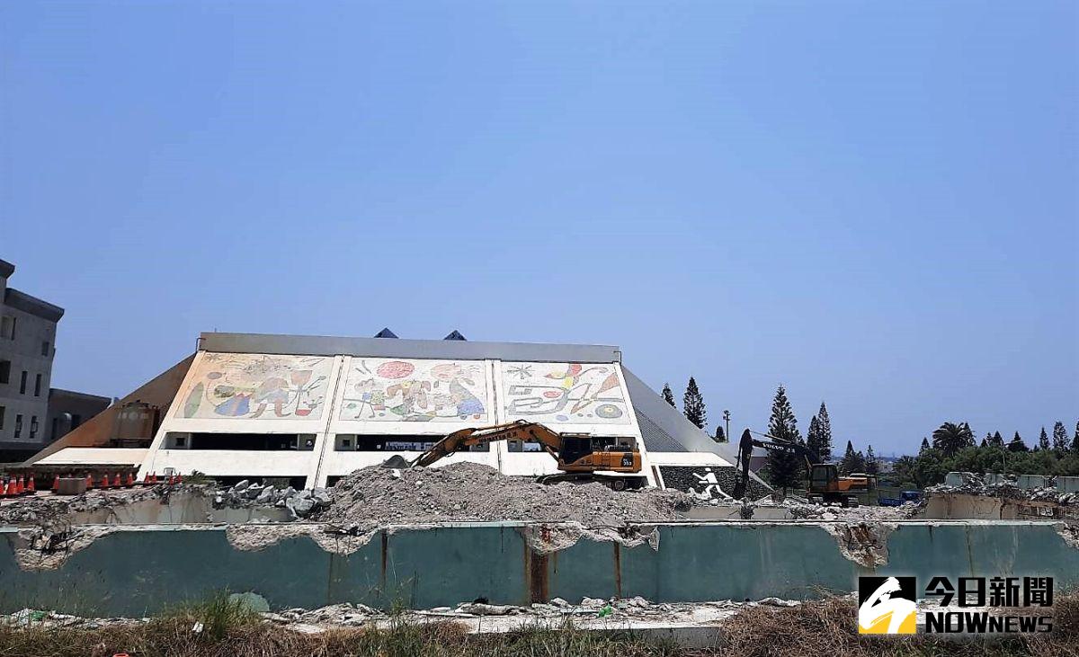 ▲澎湖小巨蛋已接近完工，不過因鄰近住宅區有許多大樹未達百年珍貴老樹標準而面臨砍伐移除的命運，讓當地居民籲請工務單位能「刀下留樹」，還給澎湖居民綠美化的環境。（圖／記者張塵攝，2020.05.16）