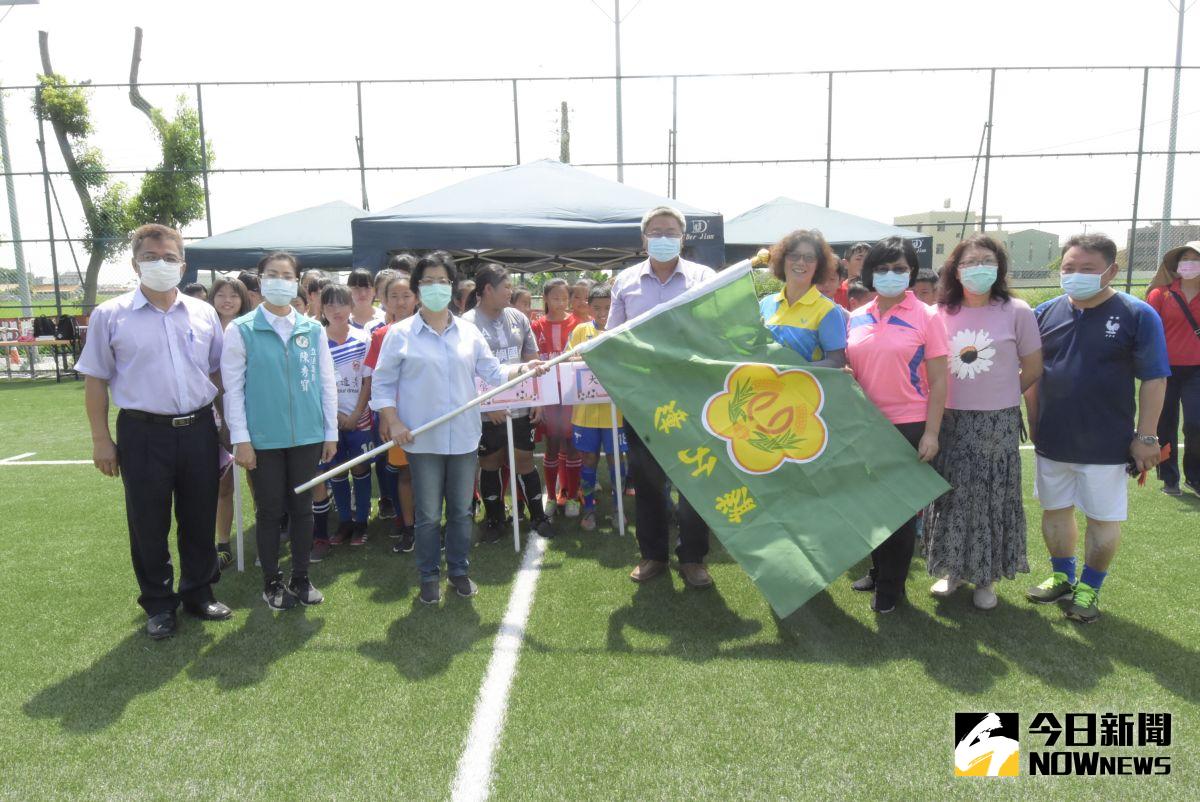▲108學年度國民小學足球世界盃全國賽即將開踢，彰化縣長王惠美為代表隊授旗，期勉足球小將為縣爭光奪得佳績。（圖／記者陳雅芳攝，2020.05.16）