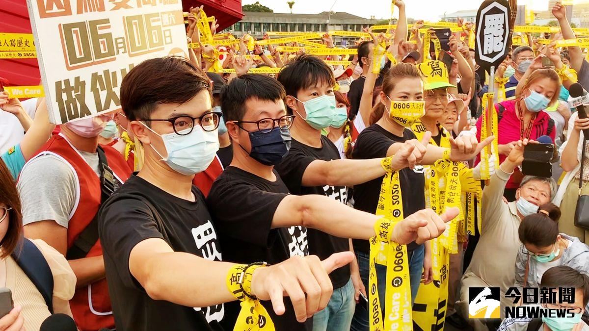 ▲罷韓4君子將發放黃絲帶，並邀請民眾於晚間6時6分一起高舉黃絲帶，期盼能將罷免投票日、及多數市民的聲音與對高雄的期待傳遞給更多人。(圖／記者郭俊暉攝，2020.05.16)