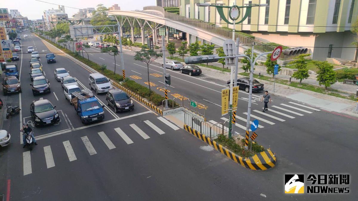 ▲交通部在員林市台一線上兩路口試辦「Z字型行人二段式穿越道」，透過設行人庇護島、人行道改善、增設行人專用號誌及標誌。（圖／記者陳雅芳攝，2020.05.16）